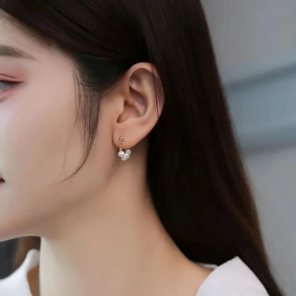 925 Sterling Silver Dainty Gold Pearl Huggie Earrings Small Hoop Pearl Studs - Picture 3 of 4